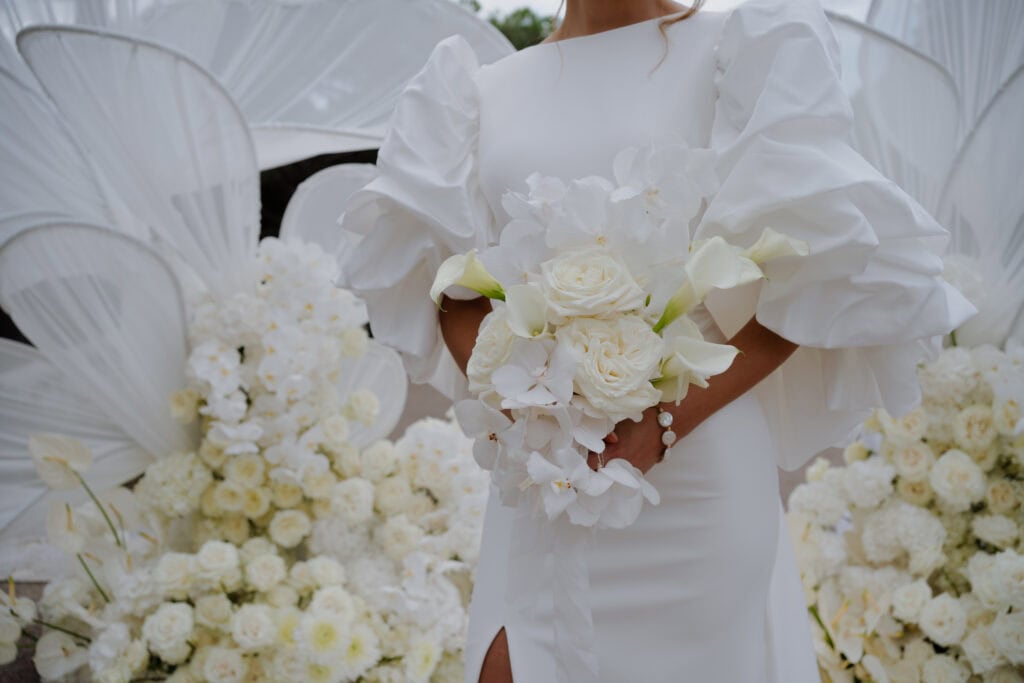 Eleganter weißer Hochzeitsstrauß mit Rosen und Orchideen.