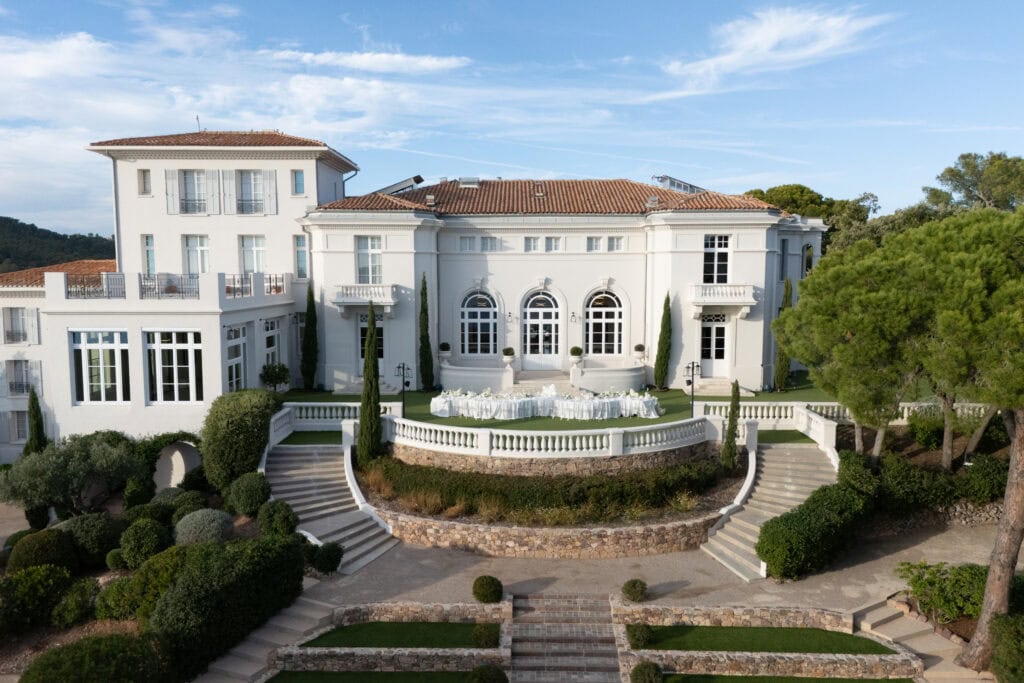 Elegantes weißes Herrenhaus mit klassischer Architektur, großem Treppenhaus und wunderschön angelegten Gärten, Castel Bay.